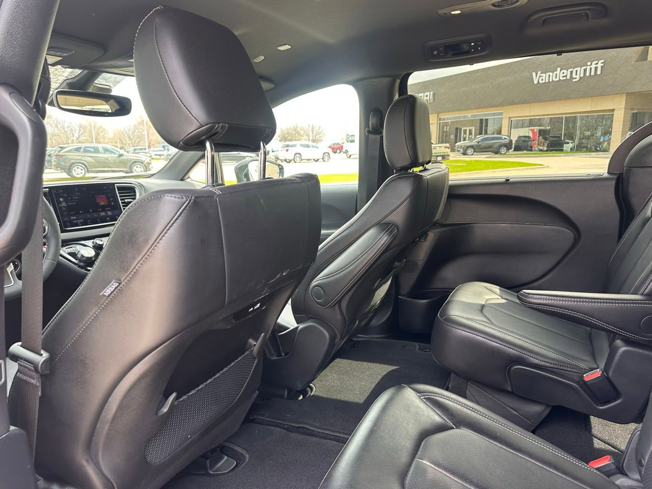 Used 2026 Chrysler Pacifica Select image 16