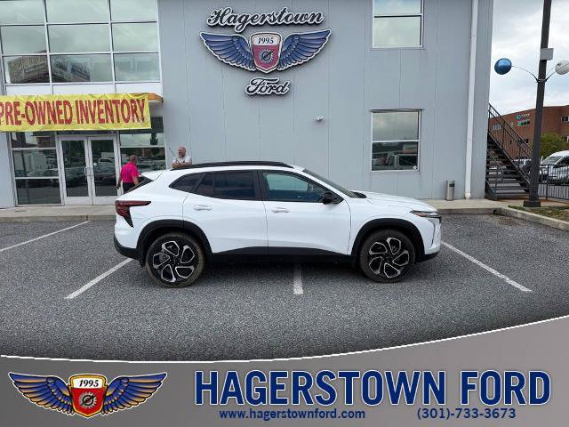 Used 2025 Chevrolet Trax RS w/ Sunroof Package FWD image 1