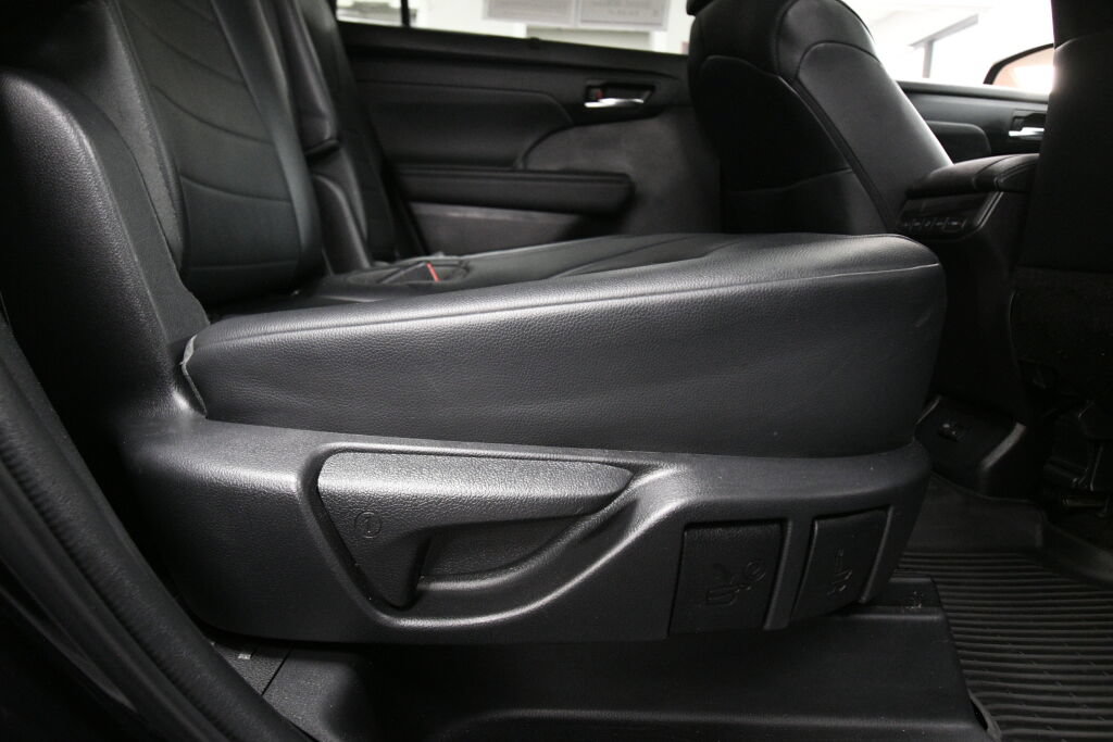 Used 2023 Toyota Highlander XLE AWD/4WD image 28
