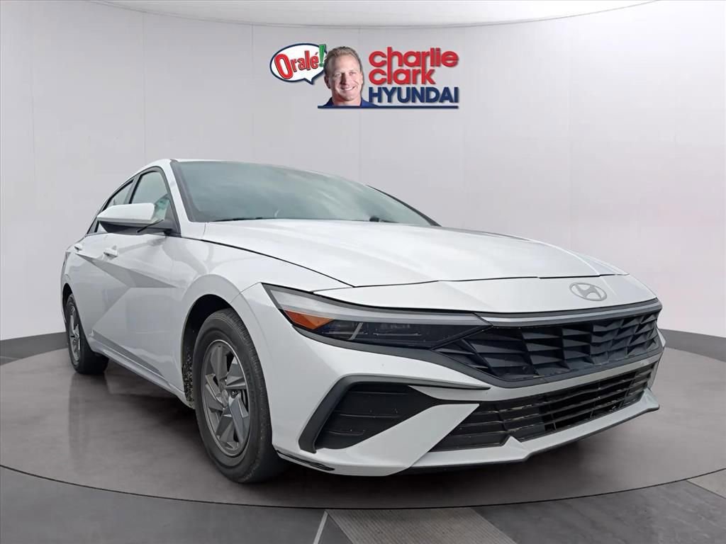 Used 2024 Hyundai Elantra SE FWD image 2