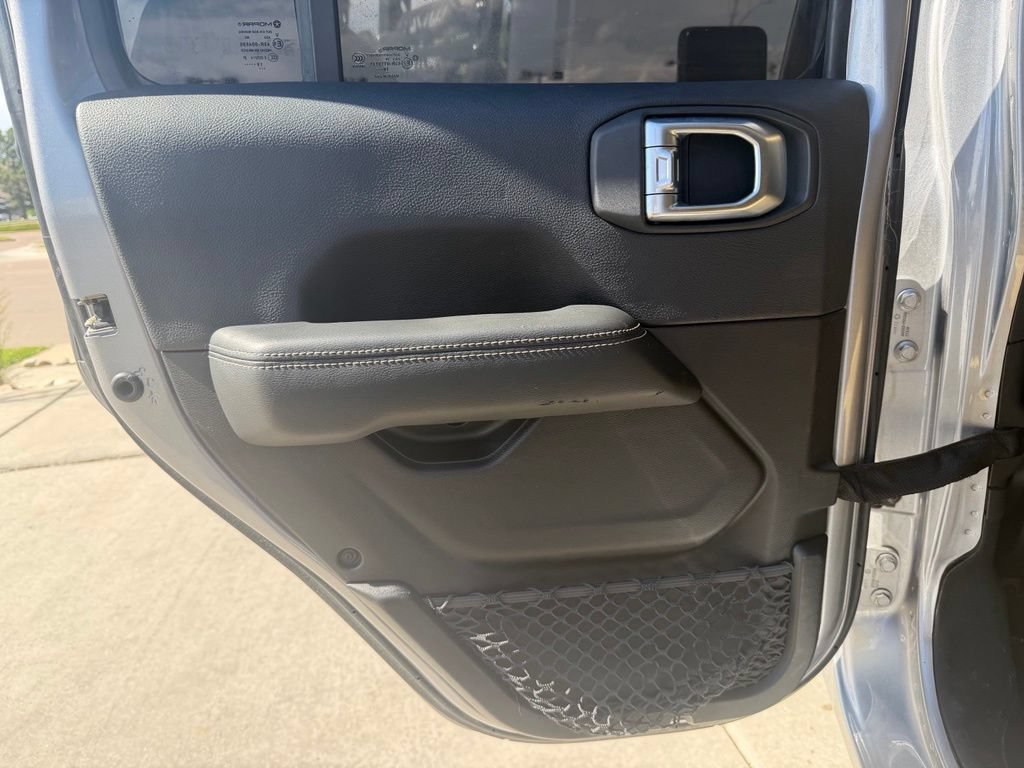 Used 2020 Jeep Gladiator Overland AWD/4WD image 23