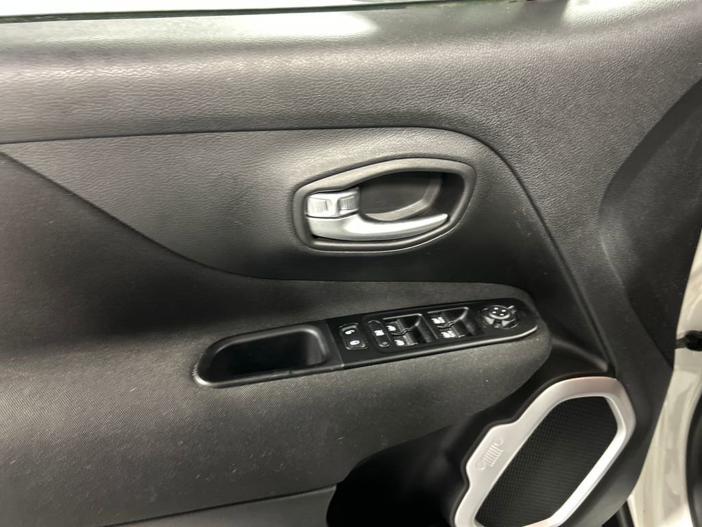 Used 2020 Jeep Renegade Latitude w/ Cold Weather Group image 13