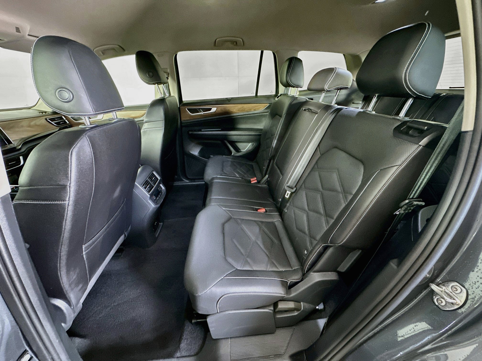 Used 2025 Volkswagen Atlas SE FWD image 28