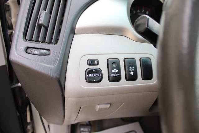 Used 2005 Toyota Highlander 4WD V6 w/ 3rd Row image 10