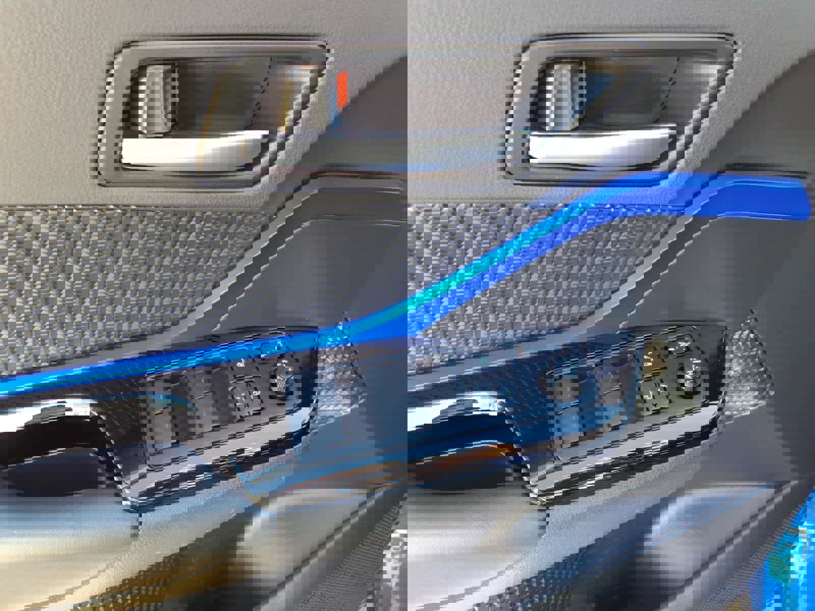 Used 2022 Toyota C-HR XLE image 3