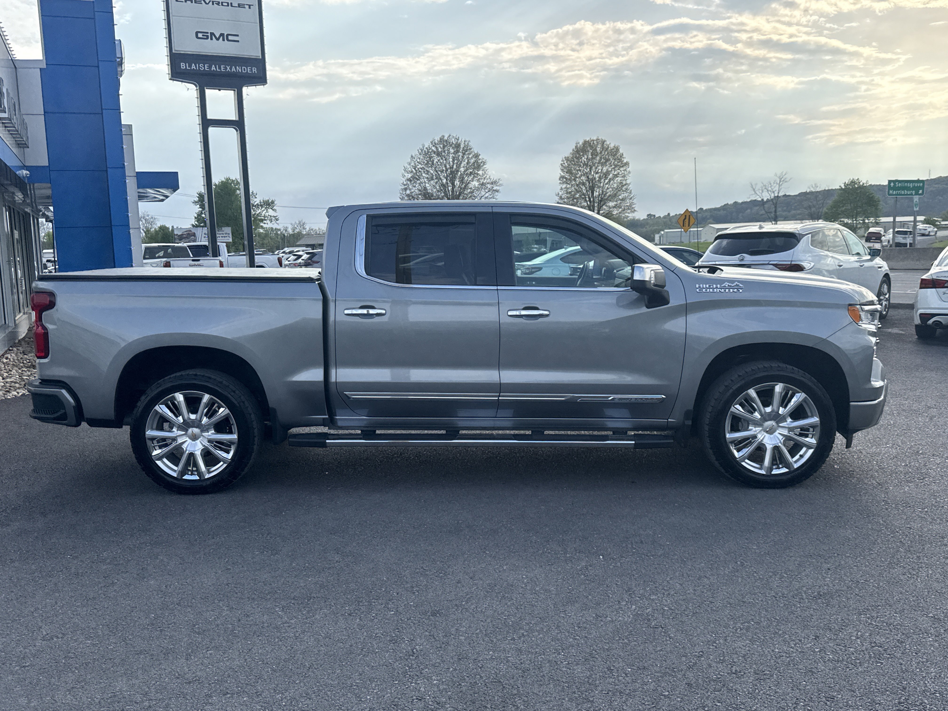 Used 2023 Chevrolet Silverado 1500 High Country w/ High Country Premium Package AWD/4WD image 2