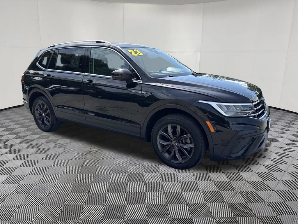 Used 2023 Volkswagen Tiguan SE w/ Panoramic Sunroof Package FWD image 3