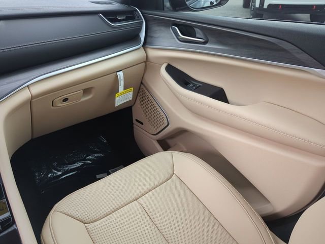 Used 2024 Jeep Grand Cherokee Limited 4xe w/ Luxury Tech Group II image 17