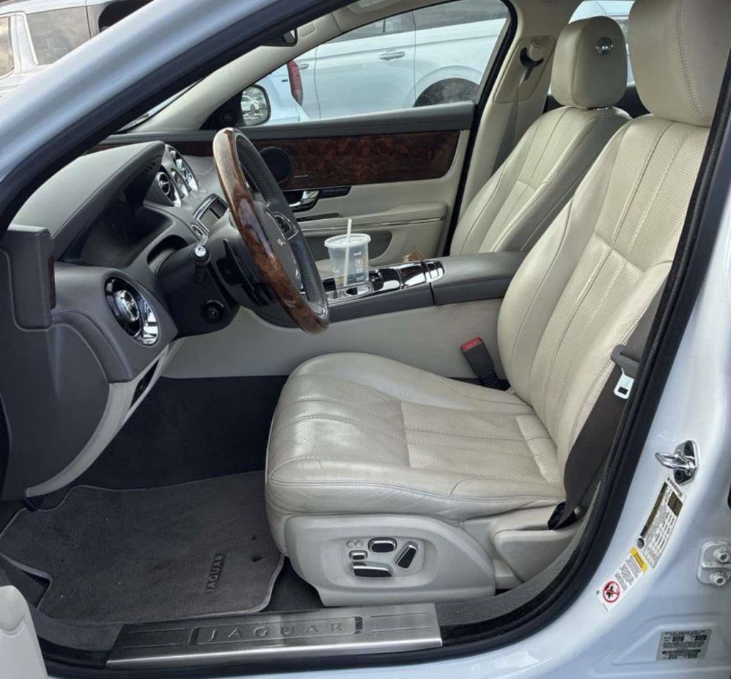 Used 2013 Jaguar XJ RWD image 3