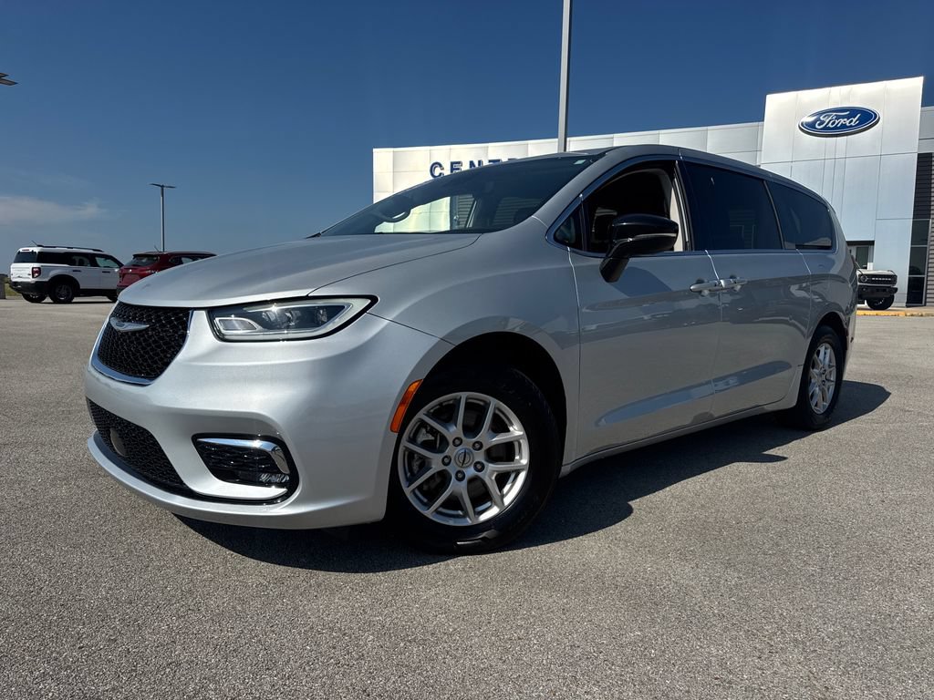 Used 2024 Chrysler Pacifica Touring-L FWD image 1