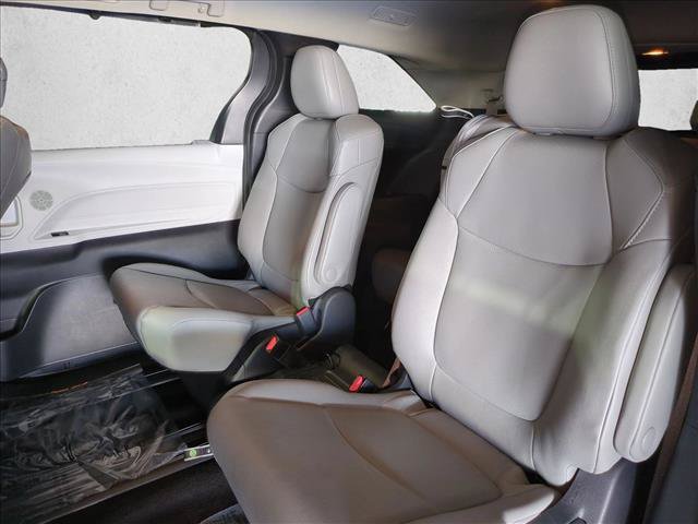 Used 2025 Toyota Sienna XLE FWD image 18