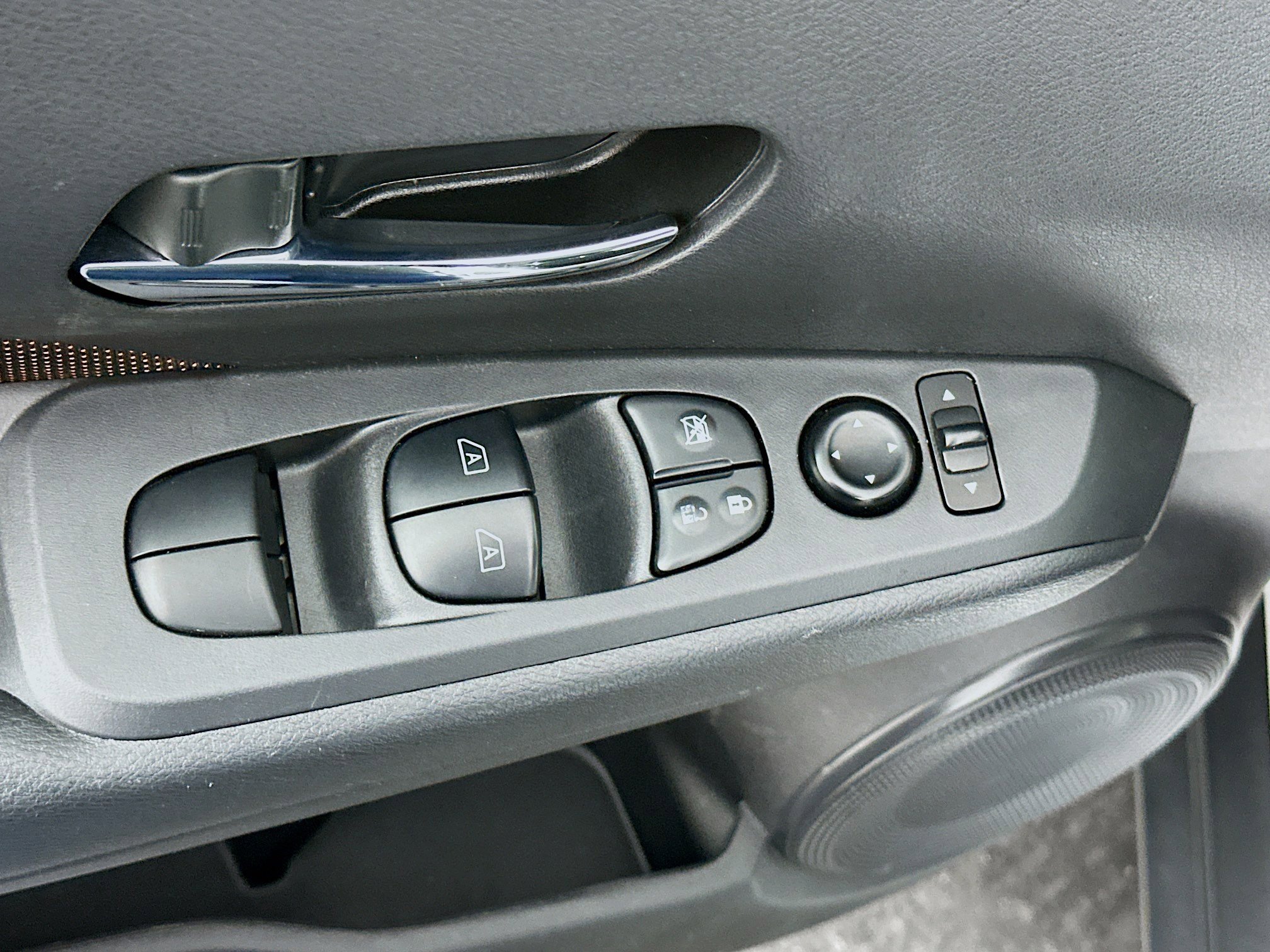 Used 2023 Nissan Kicks SR image 15