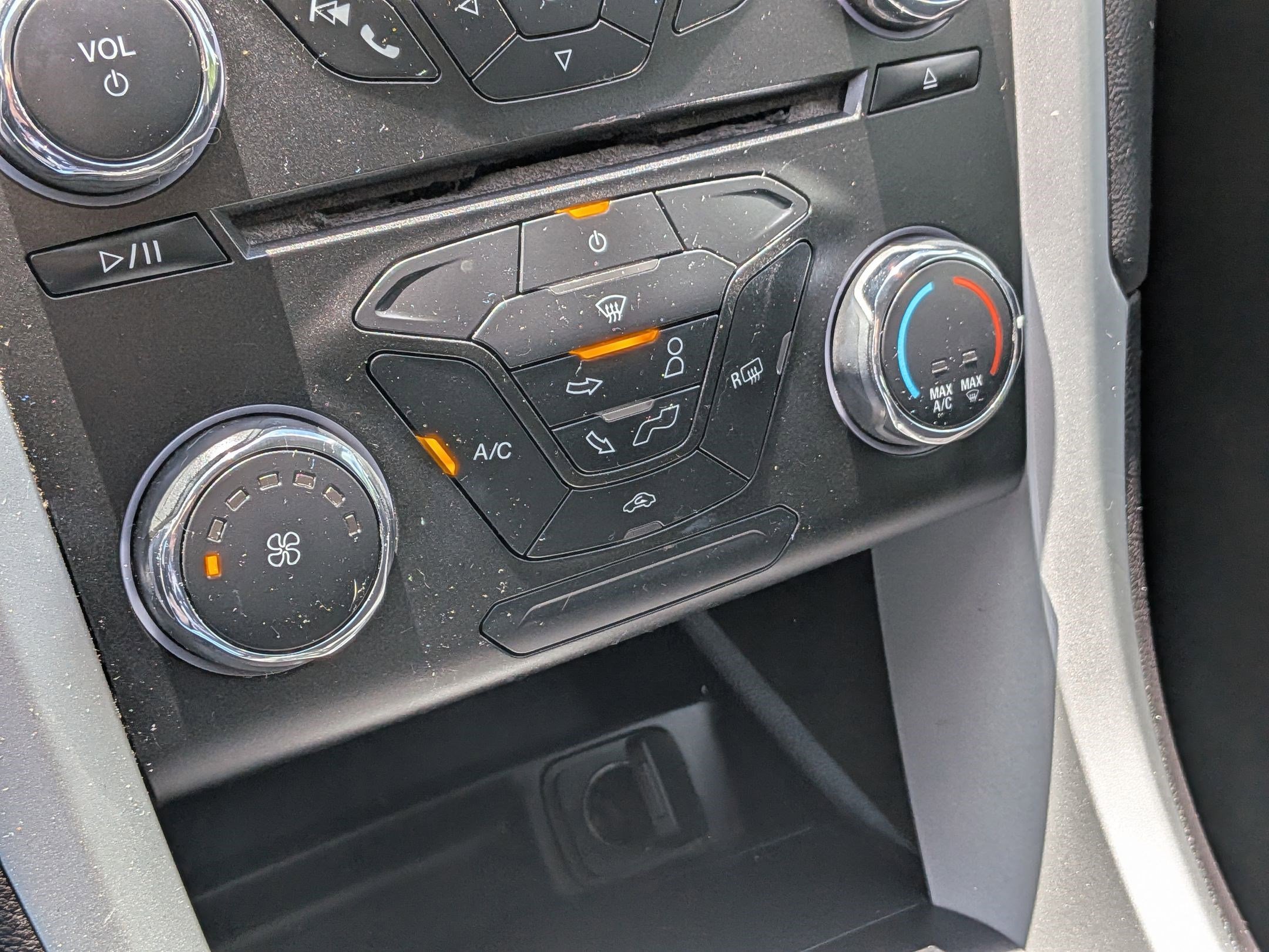 Used 2015 Ford Fusion SE FWD image 24