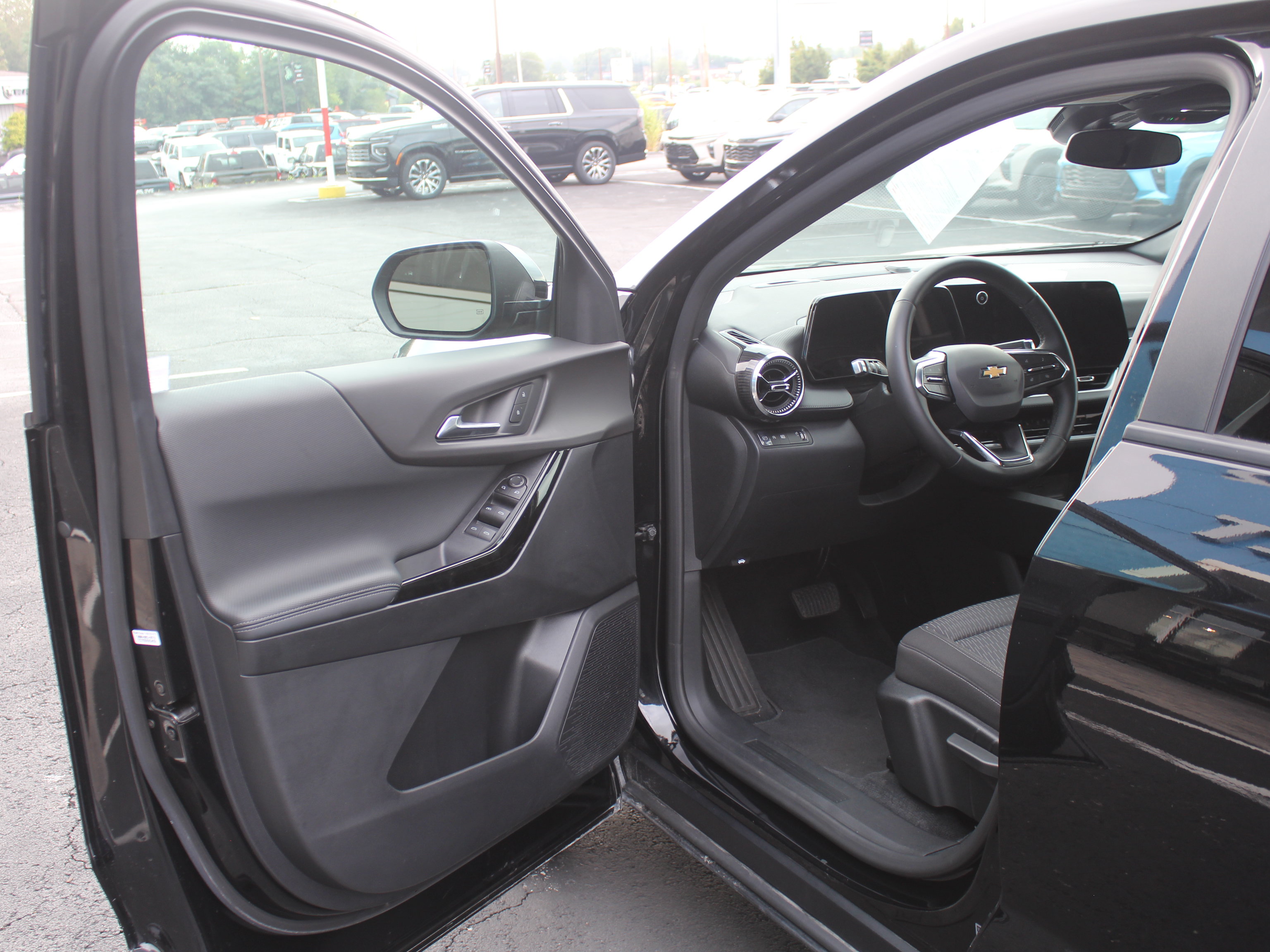 Used 2026 Chevrolet Equinox LT FWD image 12