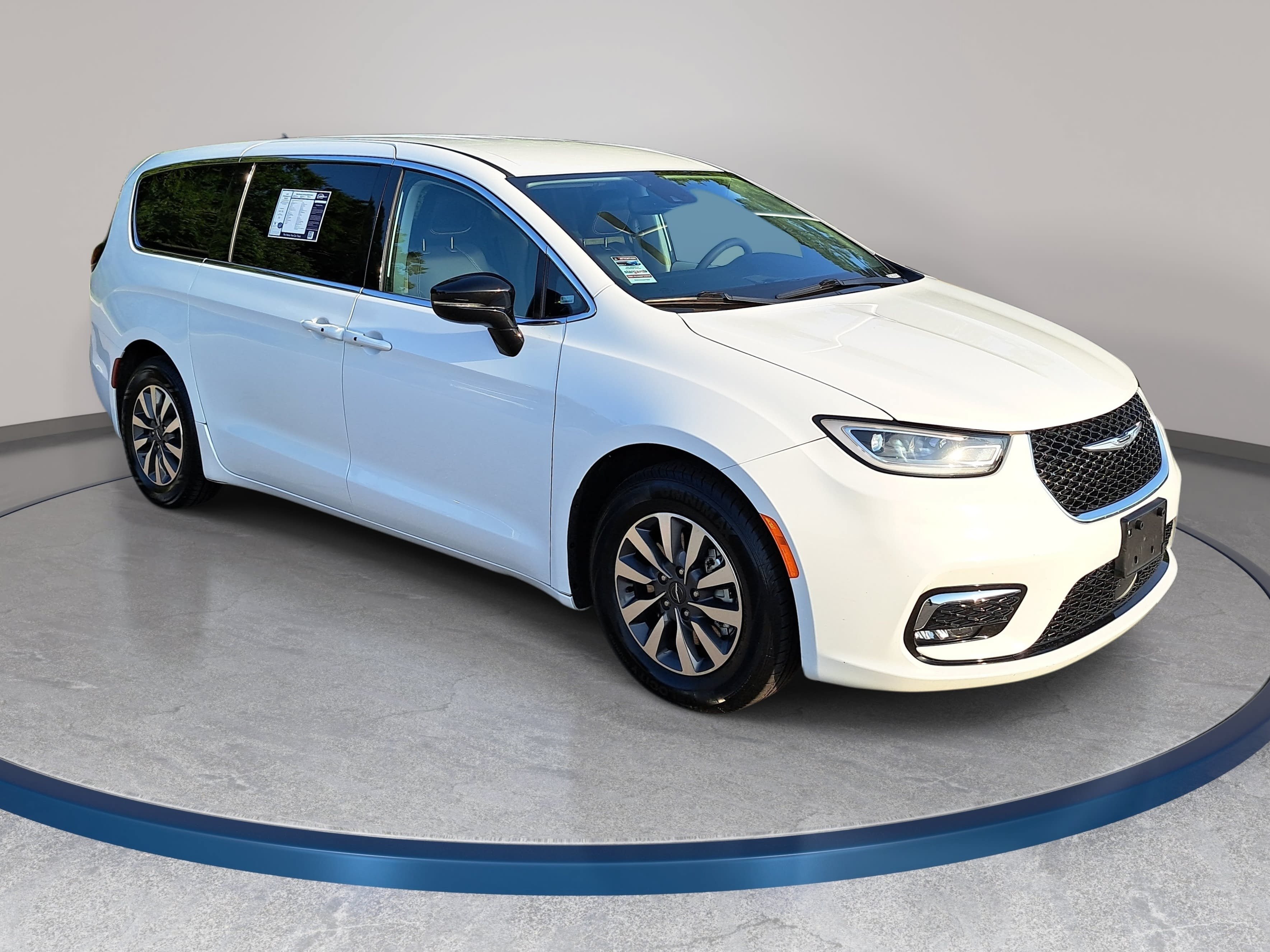 Used 2024 Chrysler Pacifica Limited FWD image 3