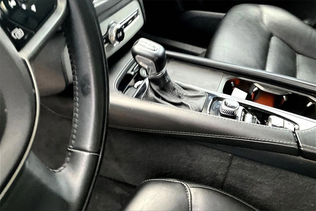 Used 2021 Volvo XC90 T5 Momentum w/ Protection Package Premier image 12