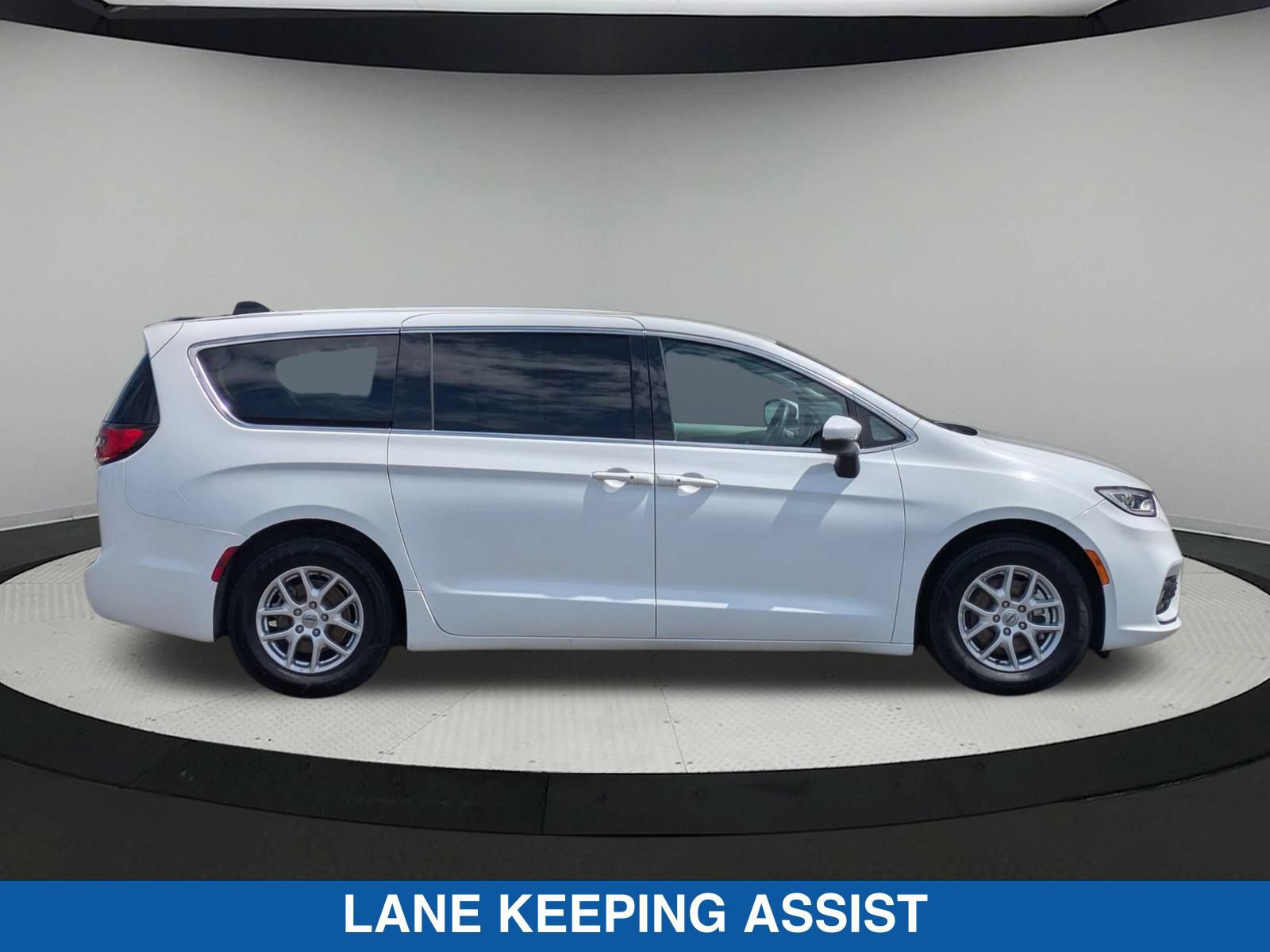 Used 2023 Chrysler Pacifica Touring-L FWD image 2