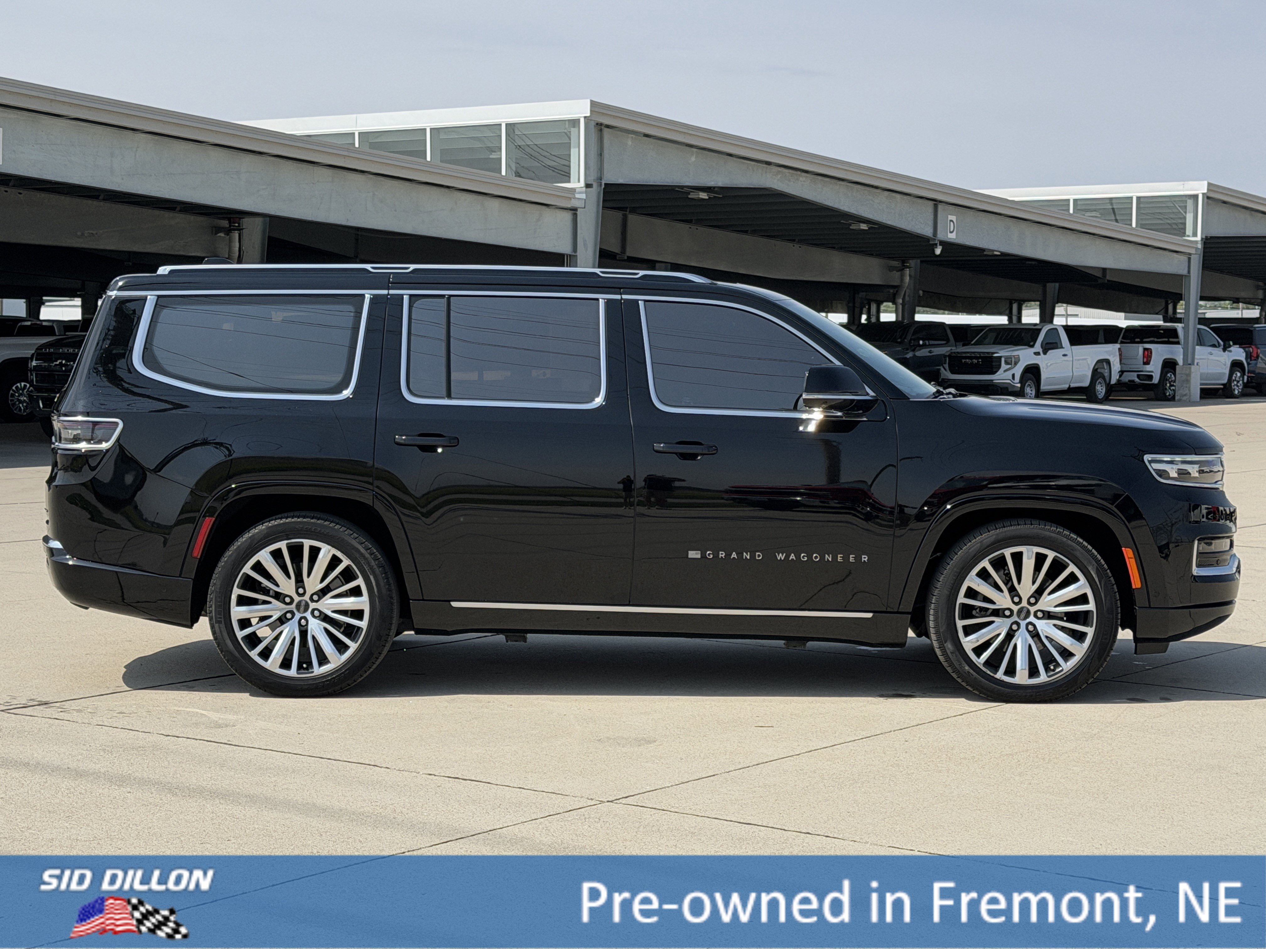 Used 2023 Jeep Grand Wagoneer Series III AWD/4WD image 3
