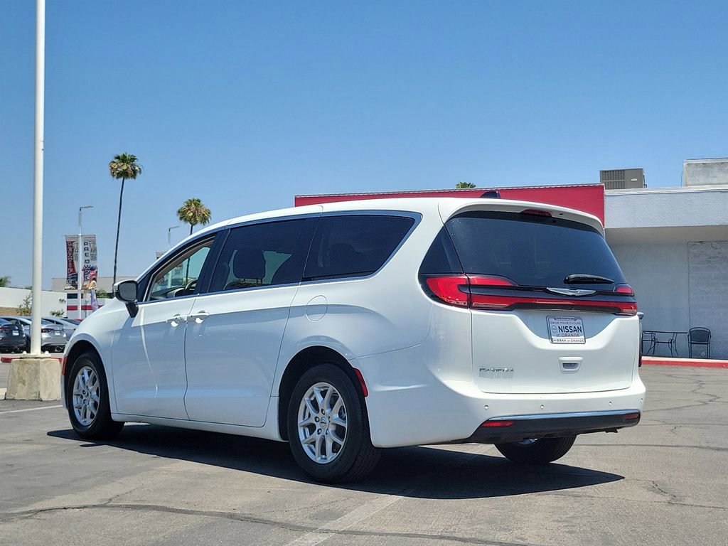 Used 2023 Chrysler Pacifica Touring-L FWD image 2