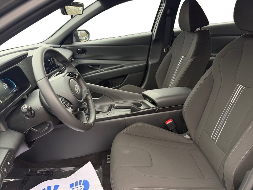 Used 2025 Hyundai Elantra Sport image 9