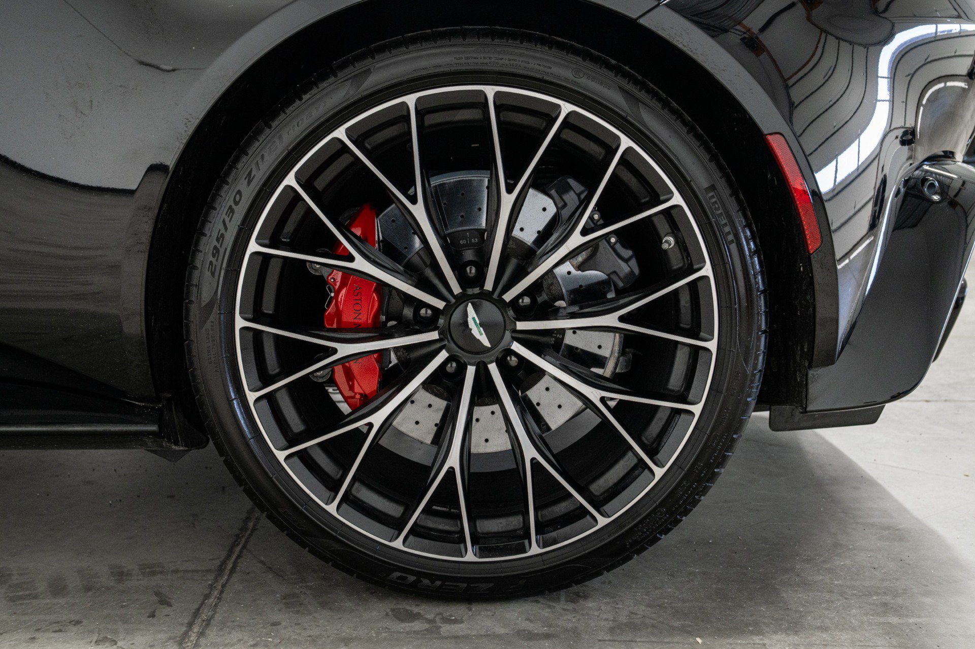 Used 2023 Aston Martin V8 Vantage Coupe RWD image 10