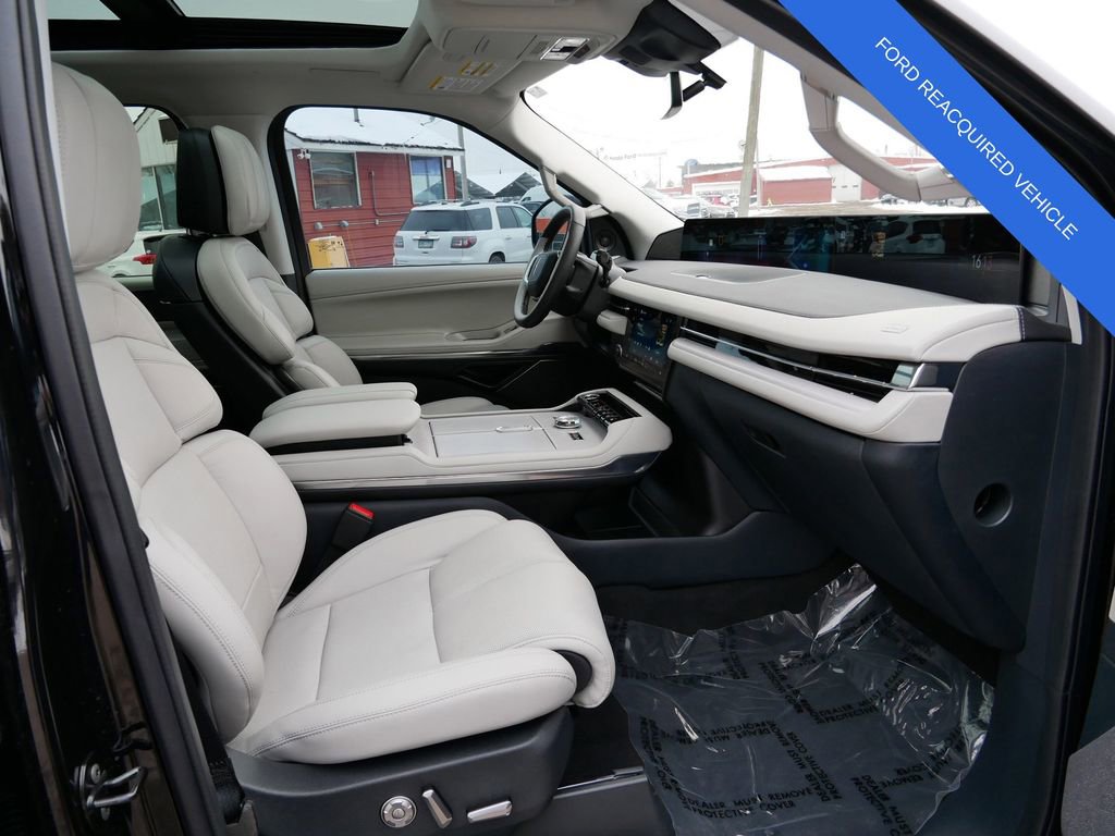 Used 2025 Lincoln Navigator Reserve AWD/4WD image 8