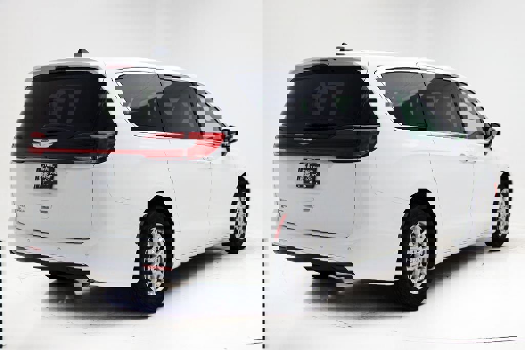 Used 2025 Chrysler Pacifica Select image 8