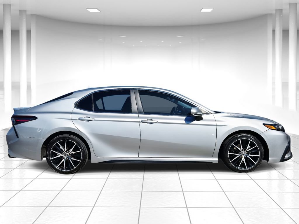 Used 2021 Toyota Camry SE image 2
