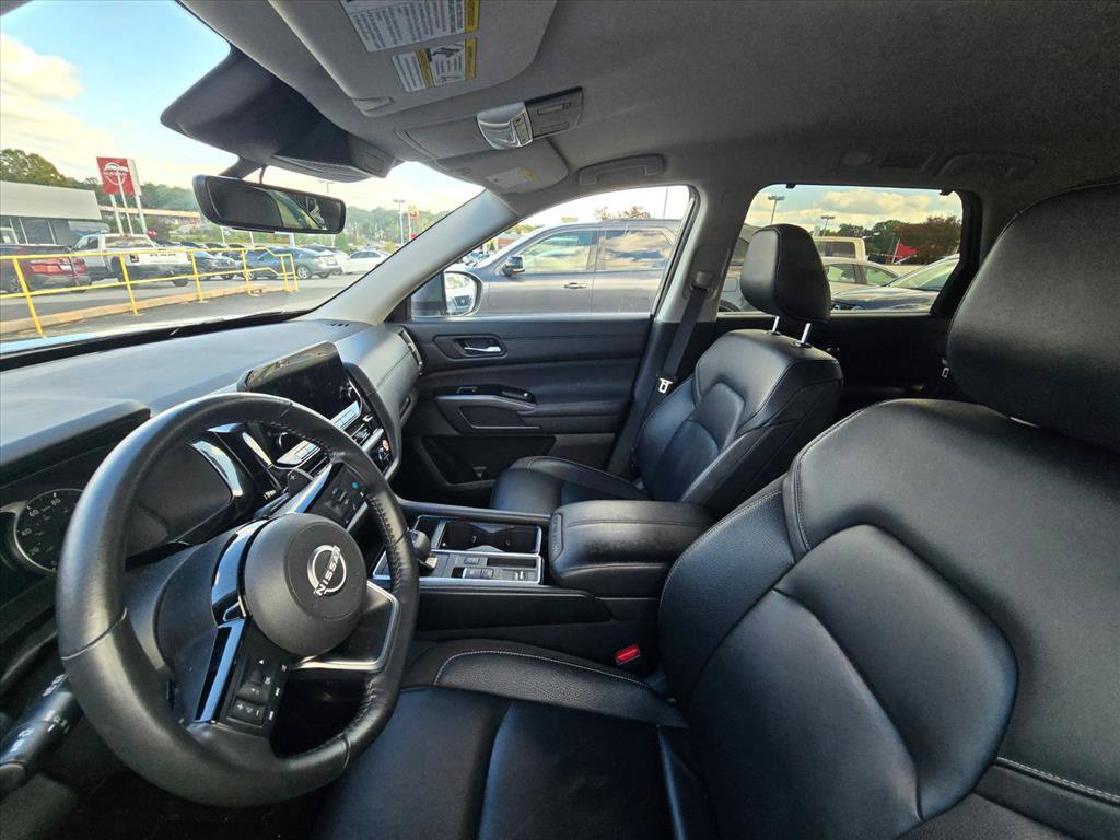 Used 2025 Nissan Pathfinder SL FWD image 4