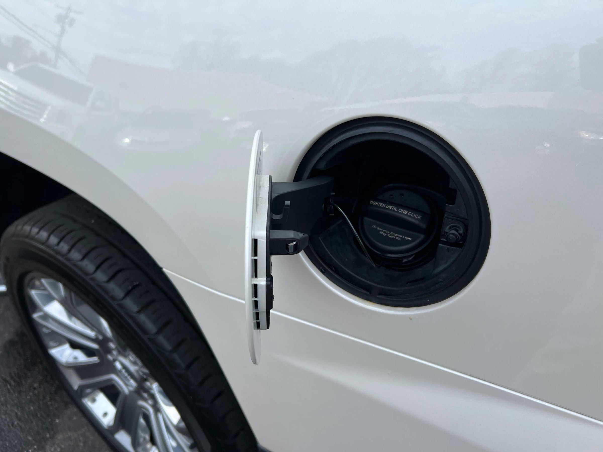 Used 2015 GMC Yukon Denali image 32