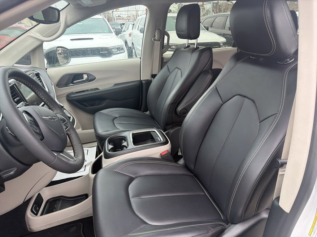 Used 2024 Chrysler Pacifica Touring-L image 11