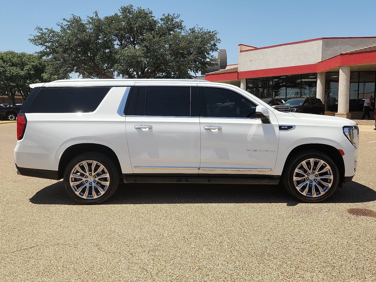 Used 2022 GMC Yukon XL Denali RWD image 5