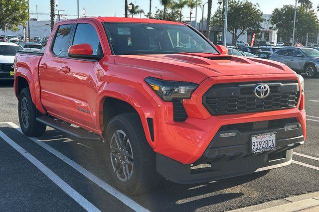 Used 2024 Toyota Tacoma TRD Sport w/ TRD Sport Upgrade Package AWD/4WD image 2