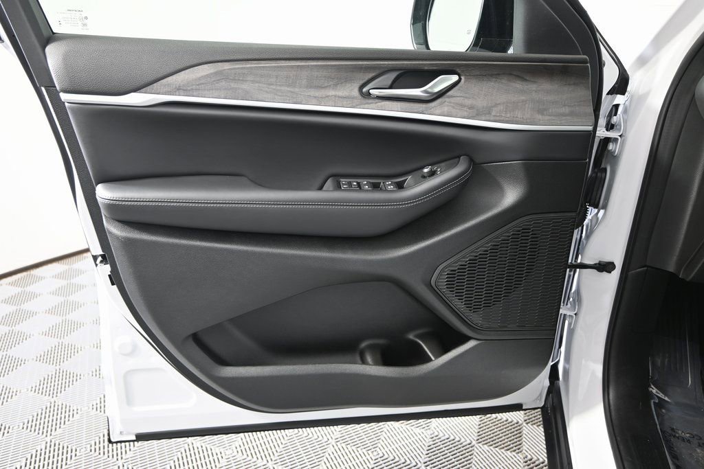 New 2026 Jeep Grand Cherokee Laredo image 18