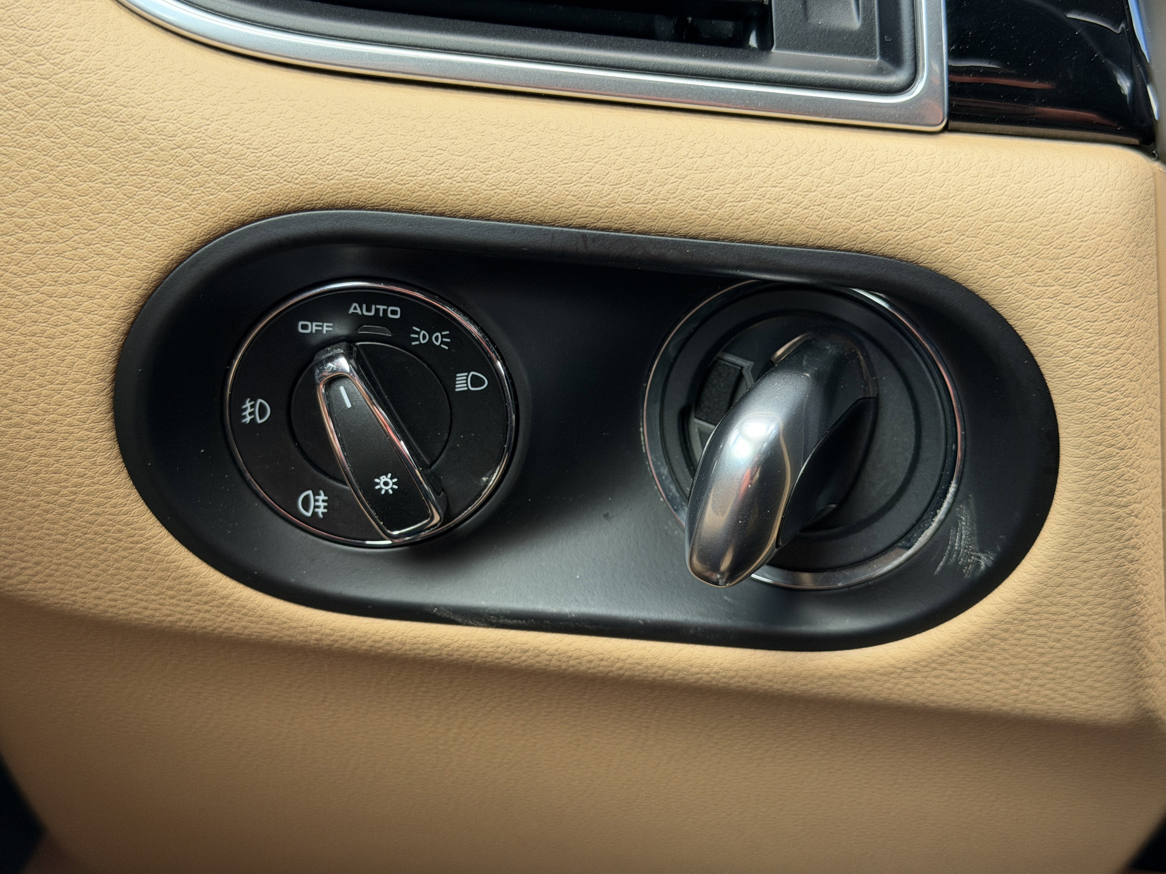 Certified 2018 Porsche Macan Sport Edition image 35