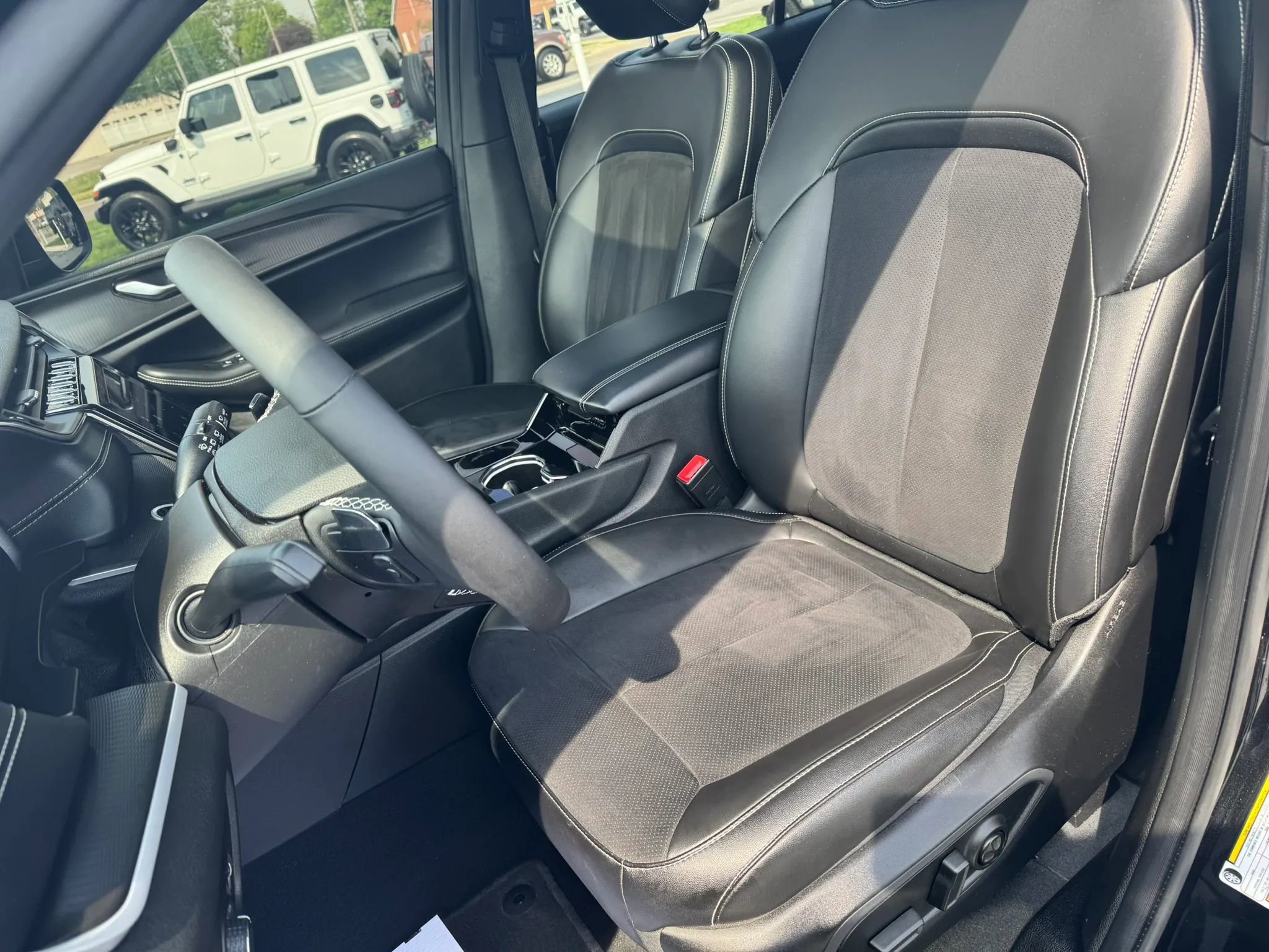 Used 2023 Jeep Grand Cherokee L Laredo image 5