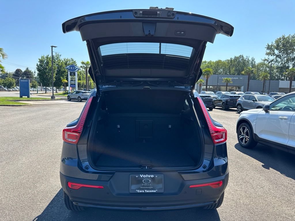 New 2026 Volvo XC40 B5 Core w/ Climate Package AWD/4WD image 16