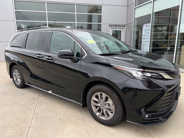 Used 2025 Toyota Sienna XLE w/ XLE Plus Package AWD/4WD image 2