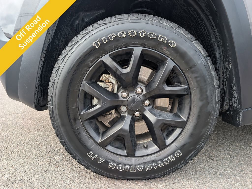 Used 2018 Jeep Cherokee Trailhawk w/ Cold Weather Group AWD/4WD image 12