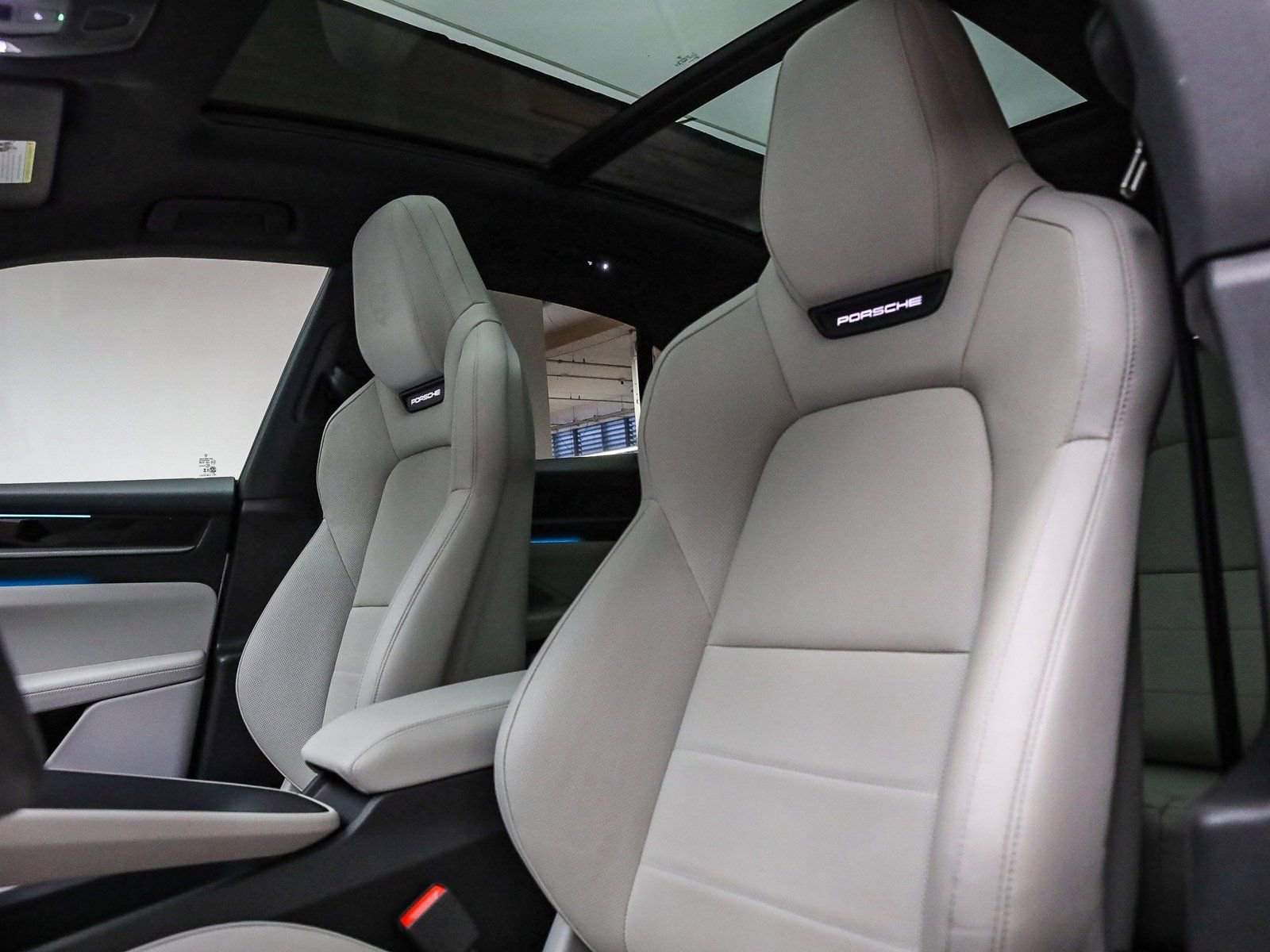 Certified 2025 Porsche Macan Electric image 5