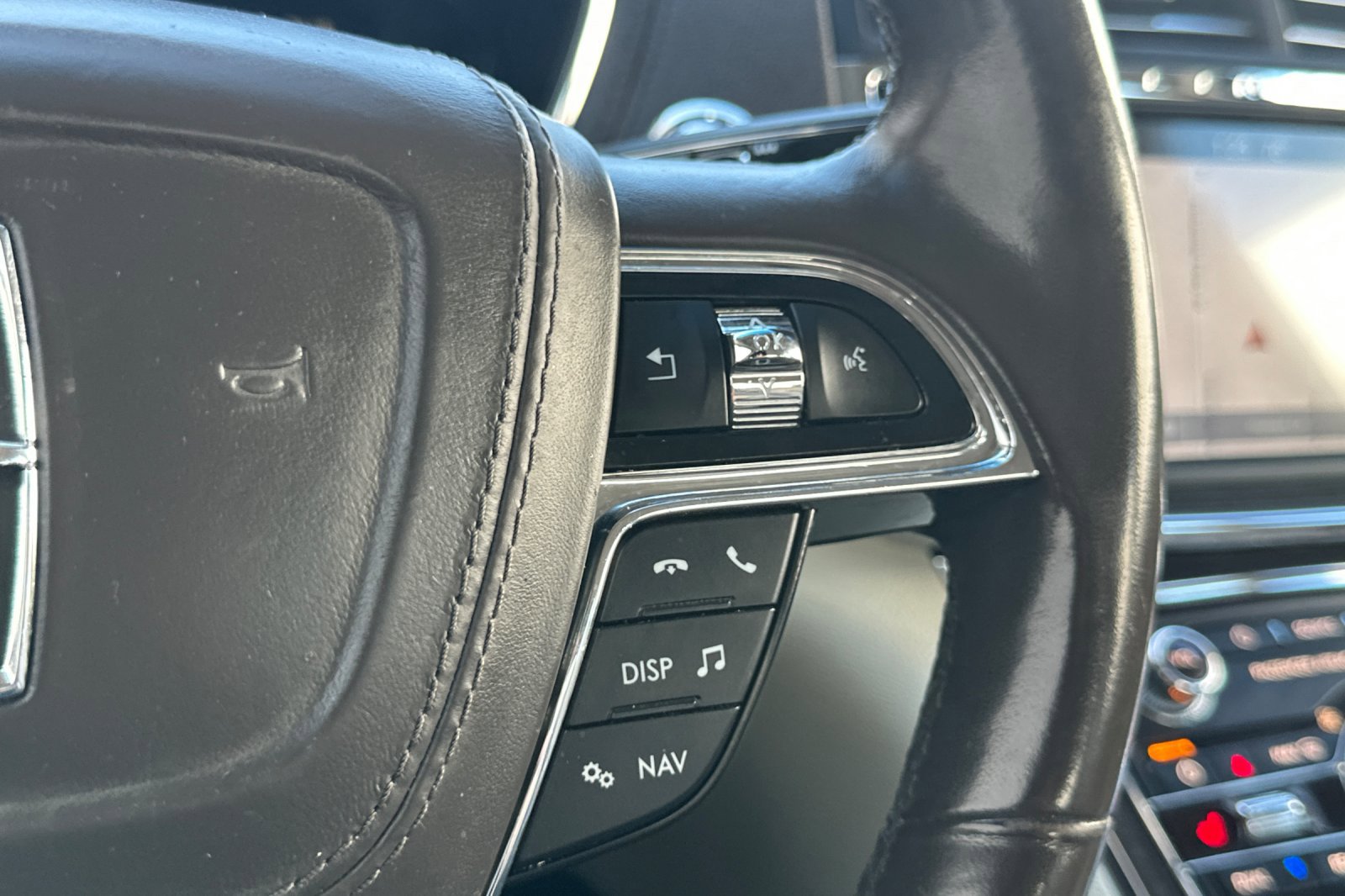 Used 2017 Lincoln Continental Select image 37
