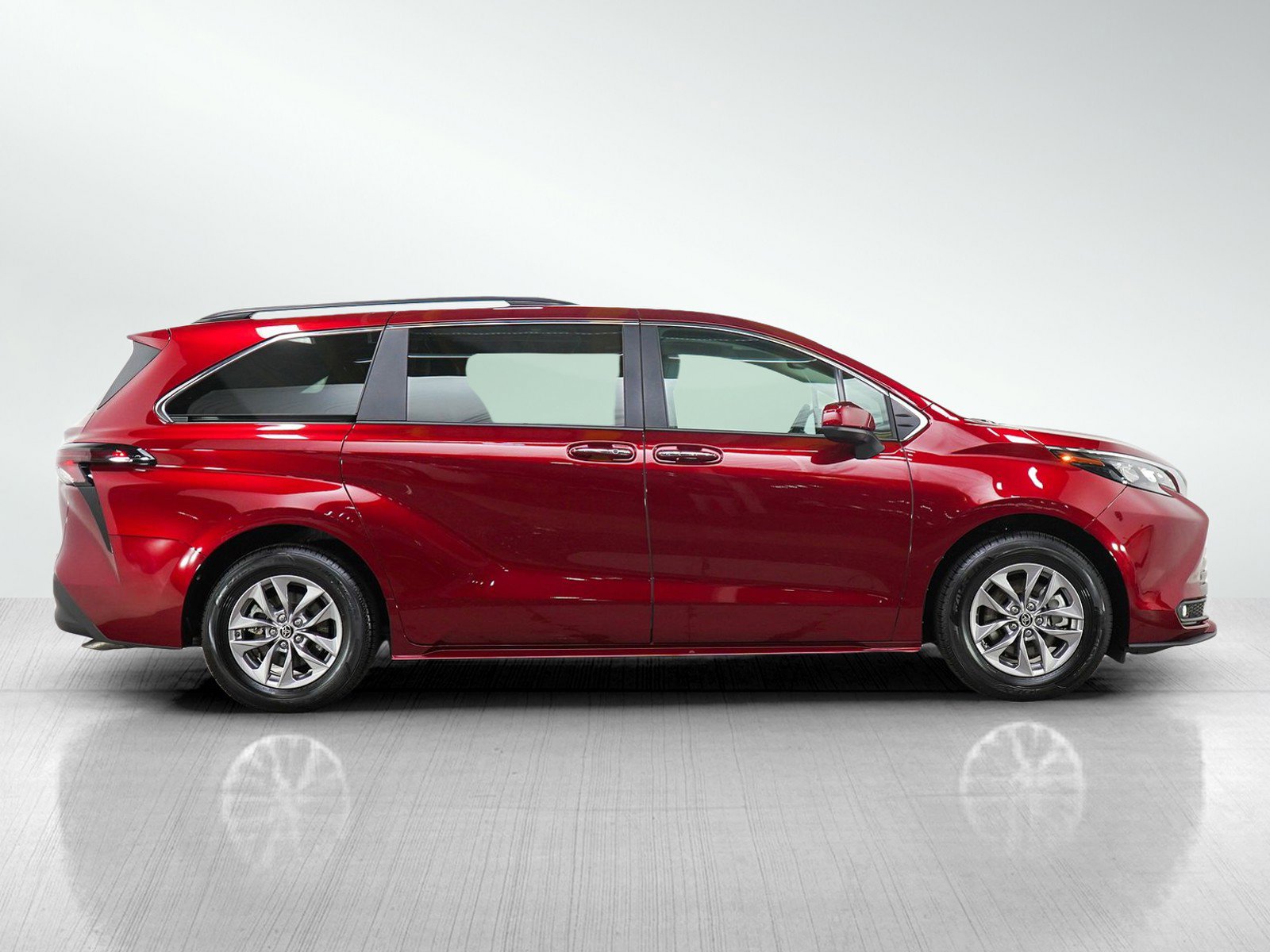 Used 2025 Toyota Sienna XLE w/ XLE Plus Package AWD/4WD image 6