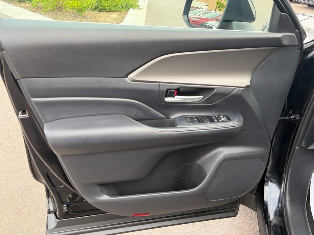 Used 2025 Toyota Grand Highlander AWD image 21