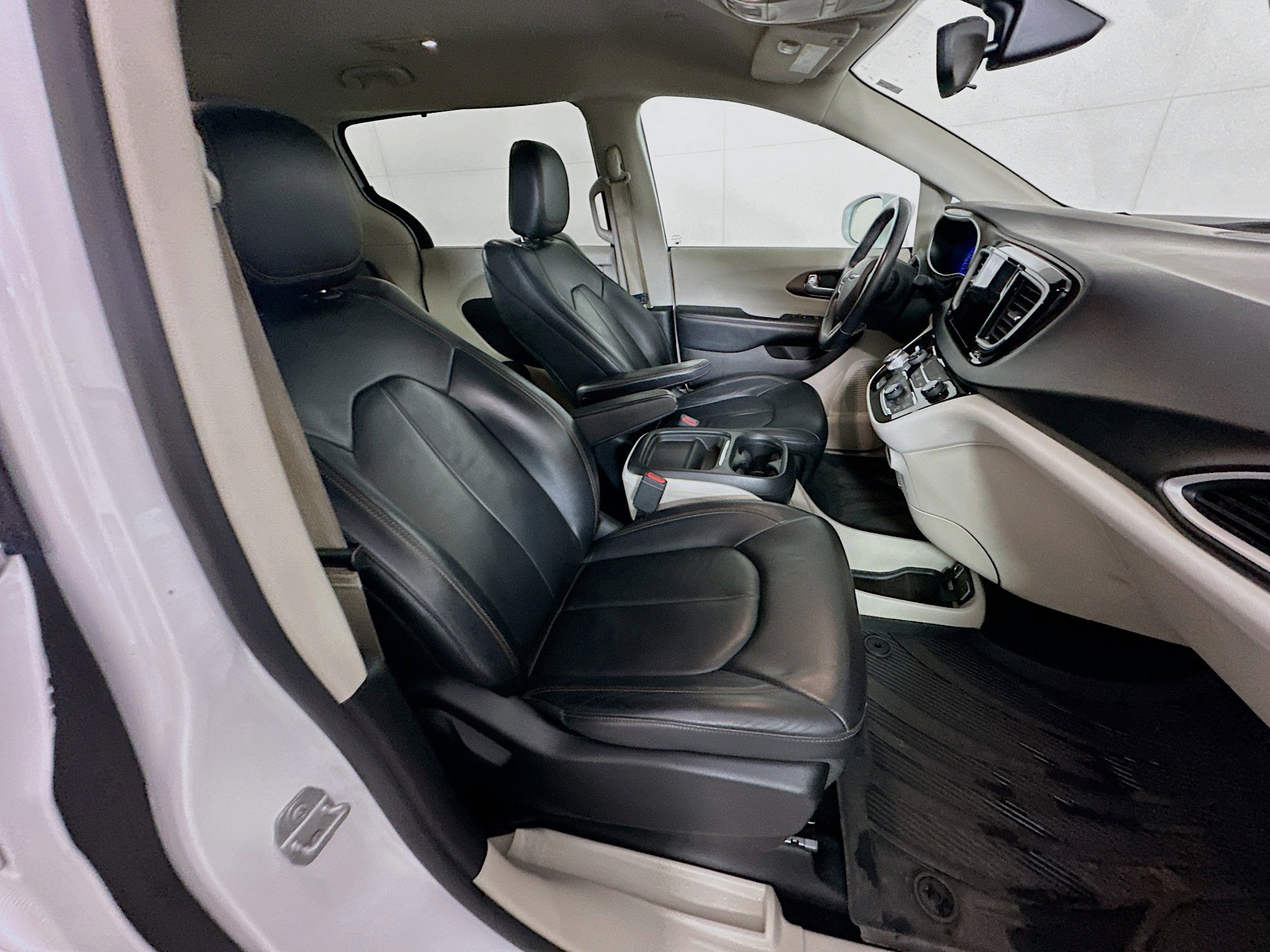 Used 2017 Chrysler Pacifica Touring-L w/ Tire & Wheel Group image 33