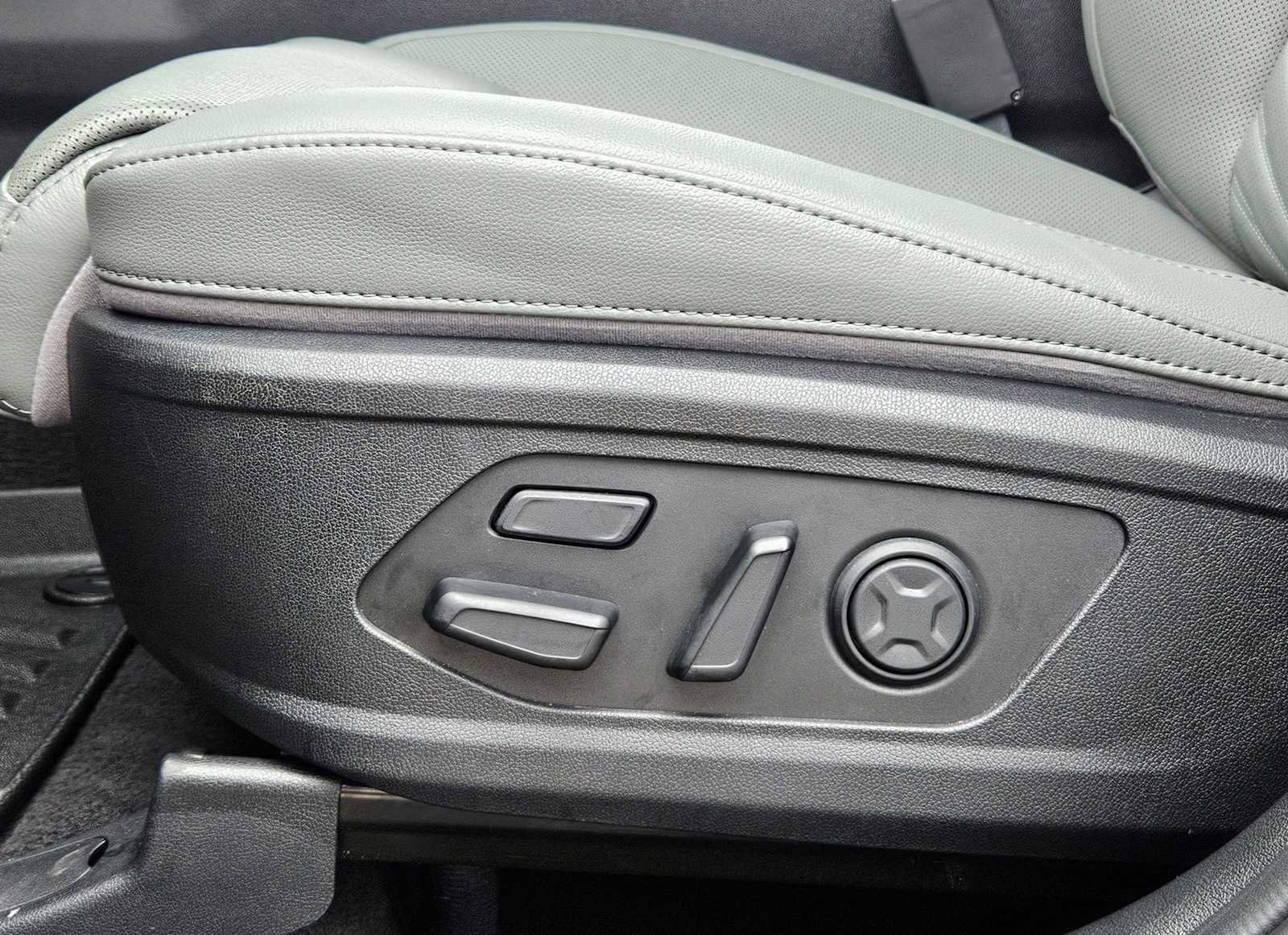 Certified 2025 Kia Sorento SX Prestige w/ Sage Leather Package image 17