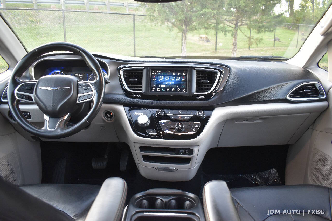 Used 2020 Chrysler Pacifica Touring-L FWD image 16