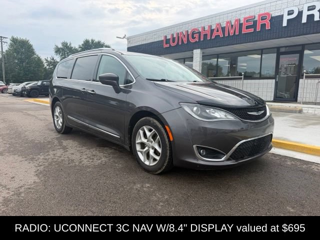 Used 2017 Chrysler Pacifica Touring-L Plus w/ Tire & Wheel Group FWD image 4