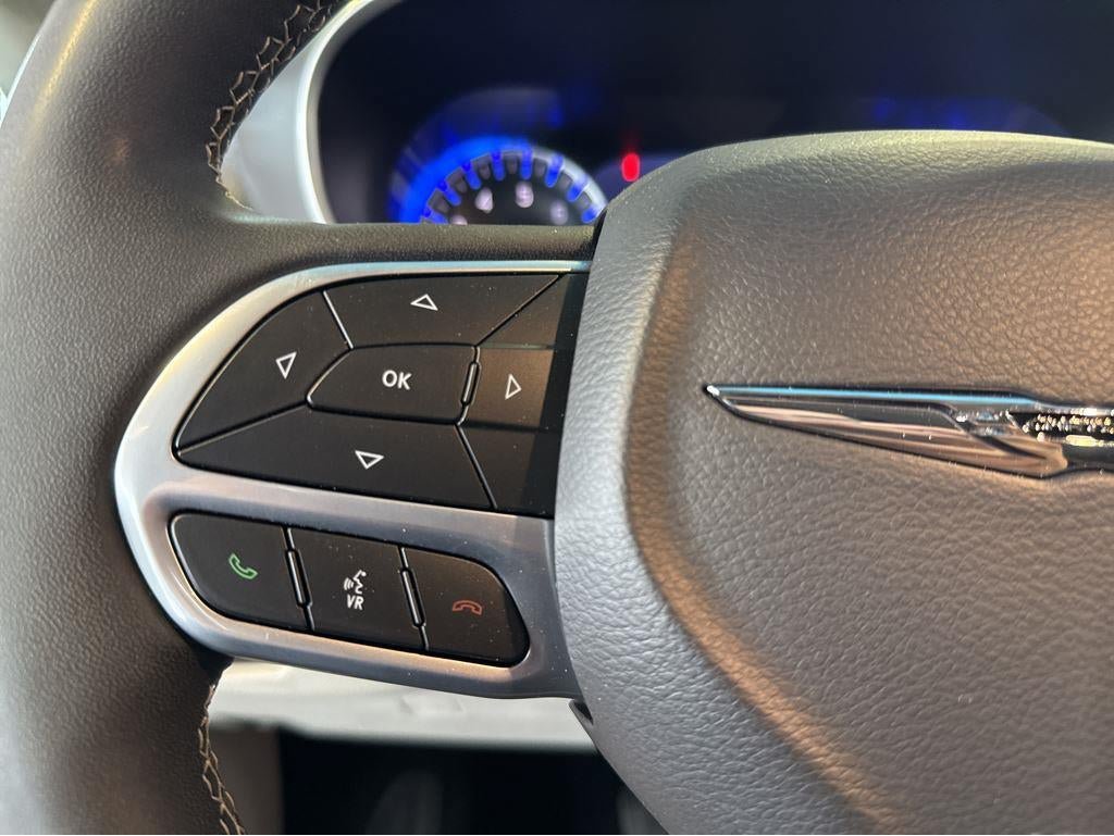 Used 2024 Chrysler Pacifica Touring-L AWD/4WD image 22