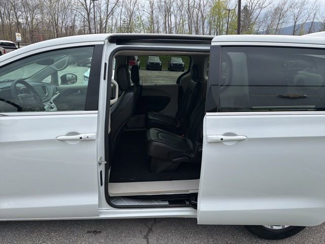 Used 2023 Chrysler Pacifica Touring-L FWD image 17