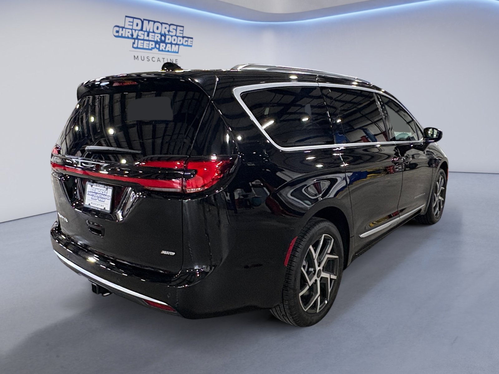 New 2027 Chrysler Pacifica Pinnacle w/ Theater Group AWD/4WD image 5